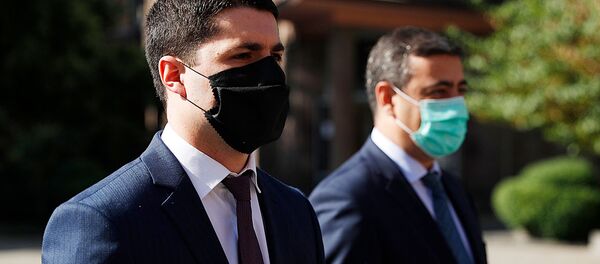 Новоназначенный и бывший главы СНБ Аргишти Кярамян и Эдуард Мартиросян в ожидании приезда премьер-министра (9 июня 2020). Еревaн - Sputnik Армения