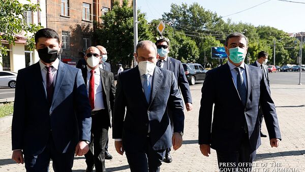 Премьер-министр Никол Пашинян с новоназначенным и бывшим главами СНБ перед зданием Службы (9 июня 2020). Еревaн - Sputnik Արմենիա