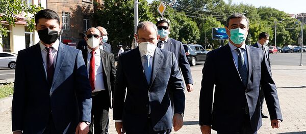 Премьер-министр Никол Пашинян с новоназначенным и бывшим главами СНБ перед зданием Службы (9 июня 2020). Еревaн - Sputnik Արմենիա