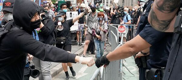Хаос у ворот: как американские политические силы используют протесты в США Хаос у ворот: как американские политические силы используют протесты в США - Sputnik Армения