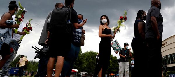 Скорбящие возле церкви The Fountain of Praise в Хьюстоне во время церемонии прощания с афроамериканцем Джорджем Флойдом - Sputnik Армения