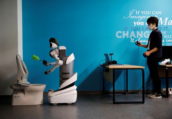 Генеральный директор Mira Robotics Кен Мацуи управляет роботом-аватаром Уго во время уборки туалета  - Sputnik Армения
