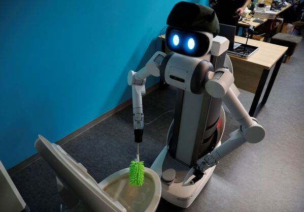 Робот-аватар Уго от Mira Robotics чистит туалет - Sputnik Армения