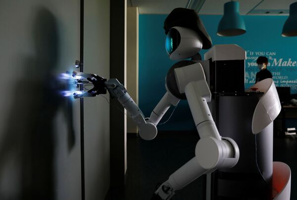 Робот-аватар Уго от Mira Robotics стерилизует дверную ручку ультрафиолетовым светом - Sputnik Армения