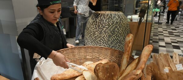 Сотрудница отдела хлебобулочных изделий супермаркета Сотрудница отдела хлебобулочных изделий супермаркета - Sputnik Армения