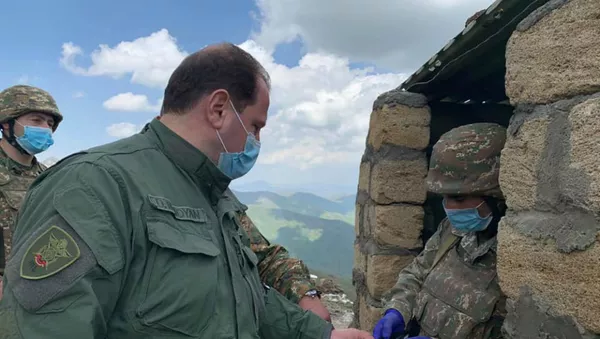 Министр обороны Давид Тоноян во время посещения позиции Монте в связи с Днем памяти Монте Мелконяна (12 июня 2020).  - Sputnik Армения