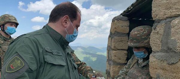 Министр обороны Давид Тоноян во время посещения позиции Монте в связи с Днем памяти Монте Мелконяна (12 июня 2020). Министр обороны Давид Тоноян во время посещения позиции Монте в связи с Днем памяти Монте Мелконяна (12 июня 2020). - Sputnik Արմենիա