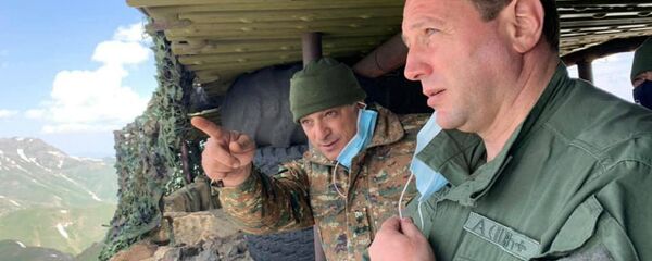 Министр обороны Давид Тоноян во время посещения позиции Монте в связи с Днем памяти Монте Мелконяна (12 июня 2020). Министр обороны Давид Тоноян во время посещения позиции Монте в связи с Днем памяти Монте Мелконяна (12 июня 2020). - Sputnik Արմենիա