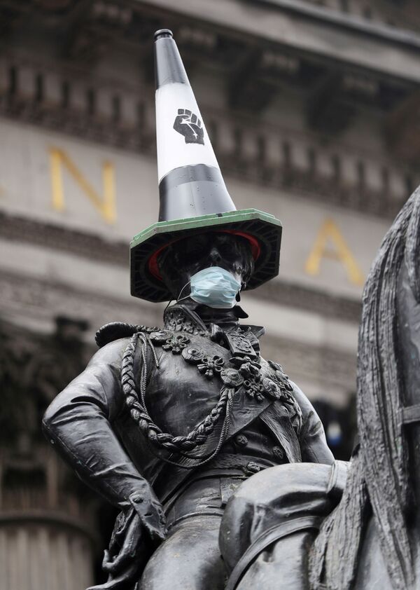 Конная статуя герцога Веллингтона с дорожным конусом на голове и с маске после акций протеста в Глазго, Великобритания - Sputnik Армения