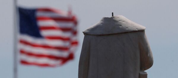 Протестующие обезглавили монумент первооткрывателя Америки Христофора Колумба в Бостоне Протестующие обезглавили монумент первооткрывателя Америки Христофора Колумба в Бостоне - Sputnik Армения