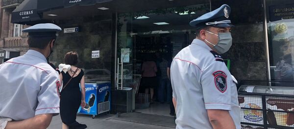 Мониторинг выполнения требований коменданта в различных торговых точках города (12 июня 2020). Гюмри - Sputnik Արմենիա