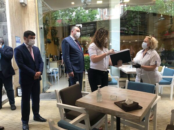 Ստուգումներ Գյումրիում, կամ պարետի ո՞ր որոշումներն են խախտվում սպասարկման կետերում - Sputnik Արմենիա