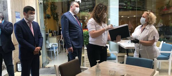 Мониторинг выполнения требований коменданта в различных торговых точках города (12 июня 2020). Гюмри Мониторинг выполнения требований коменданта в различных торговых точках города (12 июня 2020). Гюмри - Sputnik Армения