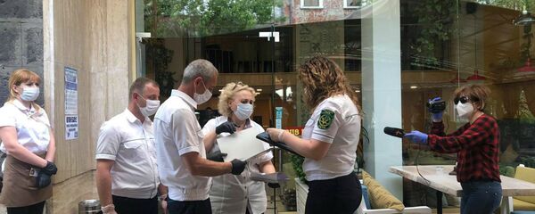 Мониторинг выполнения требований коменданта в различных торговых точках города (12 июня 2020). Гюмри - Sputnik Արմենիա