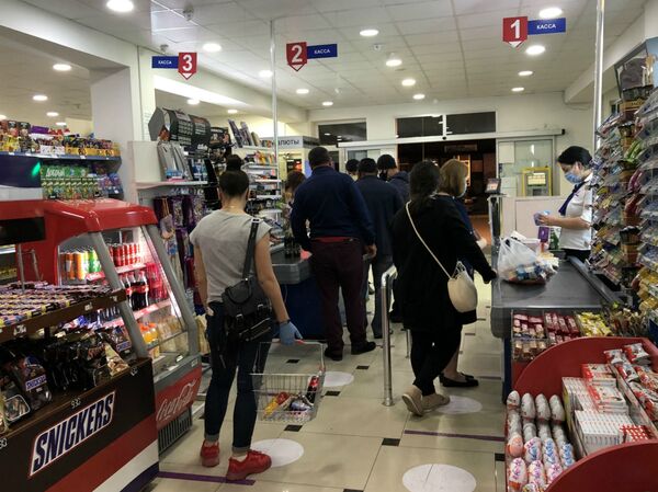 В магазинах Гюмри царит полная анархия, или Социальное дистанцирование по-армянски - Sputnik Армения