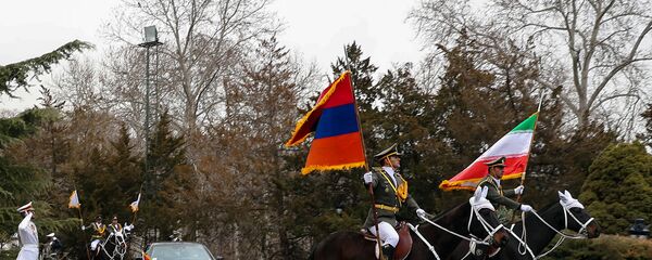 Почетный караул с флагами Армении и Ирана сопровождает автомобиль армянского премьера во время официального визита в Иран (27 февраля 2019). Тегеран Почетный караул с флагами Армении и Ирана сопровождает автомобиль армянского премьера во время официального визита в Иран (27 февраля 2019). Тегеран - Sputnik Армения