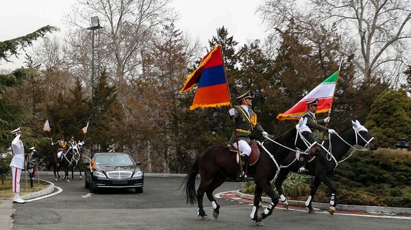 Почетный караул с флагами Армении и Ирана сопровождает автомобиль армянского премьера во время официального визита в Иран (27 февраля 2019). Тегеран - Sputnik Армения