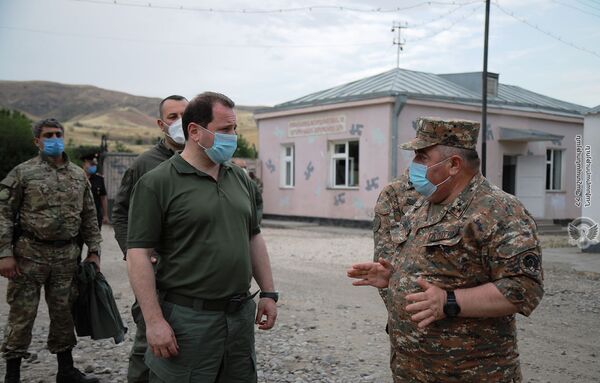 Министр обороны Армении посетил воинские части и боевую позицию Монте - фото Министр обороны Армении посетил воинские части и боевую позицию Монте - фото - Sputnik Армения