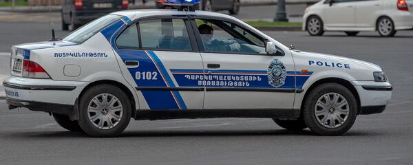 Полицейский автомобиль на площади Республики Полицейский автомобиль на площади Республики - Sputnik Армения