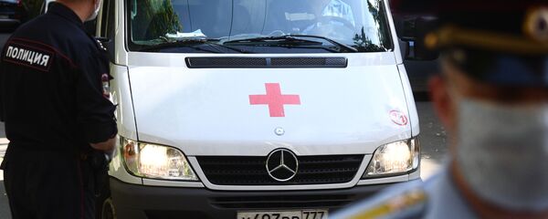 Автомобиль скорой медицинской помощи и сотрудники правоохранительных органов  - Sputnik Армения