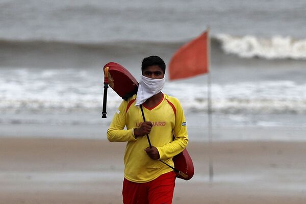 Спасатель в самодельной маске на пляже Джуу в Мумбаи, Индия - Sputnik Армения