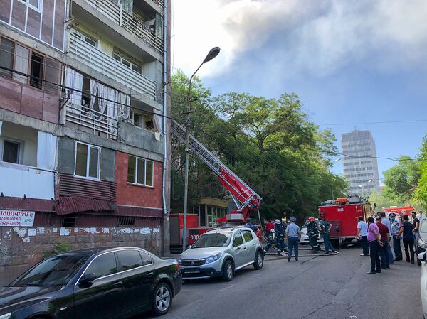 Крупный пожар в Ереване, не обошлось без вмешательства главы МЧС - фото - Sputnik Армения