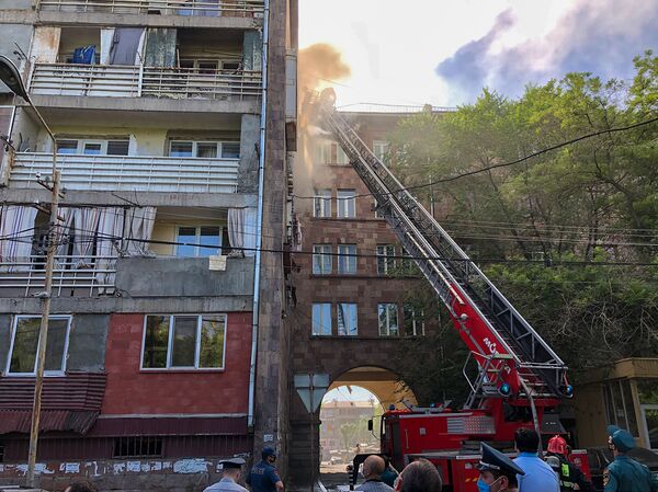 Крупный пожар в Ереване, не обошлось без вмешательства главы МЧС - фото - Sputnik Армения