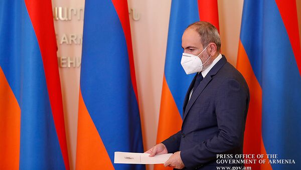 Премьер-министр Никол Пашинян во время брифинга (13 июня 2020). Еревaн - Sputnik Армения