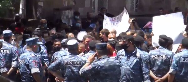 Толпа у здания СНБ в поддержку Гагика Царукяна, вызванного на допрос (14 июня 2020). Еревaн Толпа у здания СНБ в поддержку Гагика Царукяна, вызванного на допрос (14 июня 2020). Еревaн - Sputnik Արմենիա