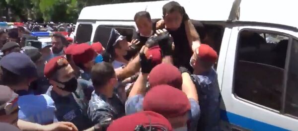 Полиция пытается поддержать порядок у здания СНБ, где собралась толпа в поддержку Гагика Царукяна (14 июня 2020). Еревaн - Sputnik Армения