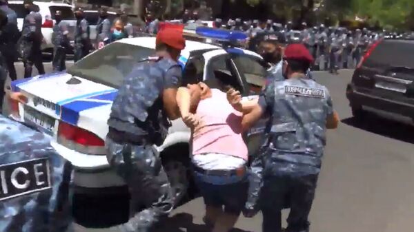 Полиция начала подвергать приводу участников акции в поддержку Царукяна  - Sputnik Армения