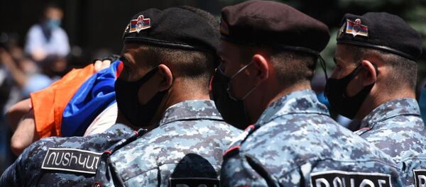 Полиция пытается поддержать порядок у здания СНБ, где собралась толпа в поддержку Гагика Царукяна (14 июня 2020). Еревaн - Sputnik Արմենիա
