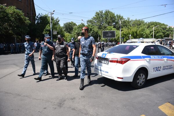  Полиция пытается поддержать порядок у здания СНБ, где собралась толпа в поддержку Гагика Царукяна (14 июня 2020). Еревaн - Sputnik Армения