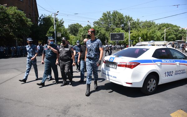  Полиция пытается поддержать порядок у здания СНБ, где собралась толпа в поддержку Гагика Царукяна (14 июня 2020). Еревaн - Sputnik Армения