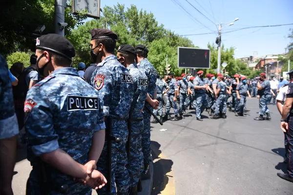  Полиция пытается поддержать порядок у здания СНБ, где собралась толпа в поддержку Гагика Царукяна (14 июня 2020). Еревaн - Sputnik Армения