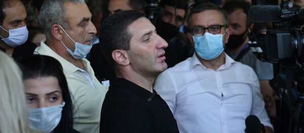 Толпа у здания СНБ в поддержку Гагика Царукяна, вызванного на допрос (14 июня 2020). Еревaн Толпа у здания СНБ в поддержку Гагика Царукяна, вызванного на допрос (14 июня 2020). Еревaн - Sputnik Армения