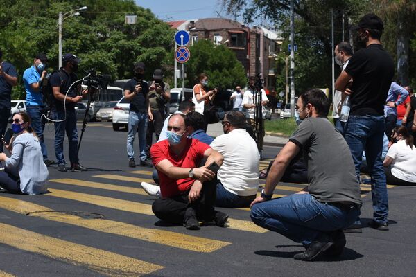  Протест у здания СНБ, где проходит допрос Гагика Царукяна (14 июня 2020). Еревaн - Sputnik Армения