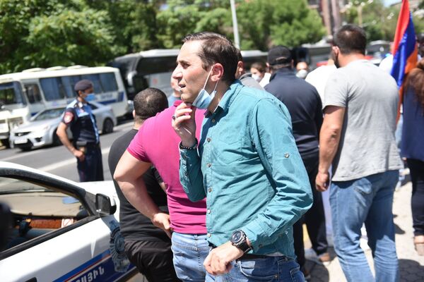 Арман Абовян во время протеста у здания СНБ, где проходит допрос Гагика Царукяна (14 июня 2020). Еревaн - Sputnik Армения