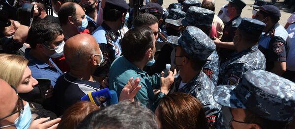 Арман Абовян во время протеста у здания СНБ, где проходит допрос Гагика Царукяна (14 июня 2020). Еревaн - Sputnik Армения