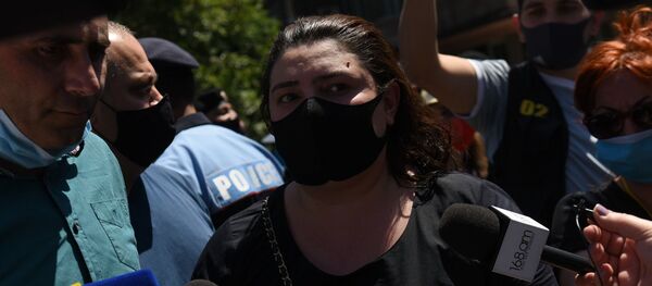 Депутат Ивета Тоноян во время протеста у здания СНБ, где проходит допрос Гагика Царукяна (14 июня 2020). Еревaн - Sputnik Արմենիա