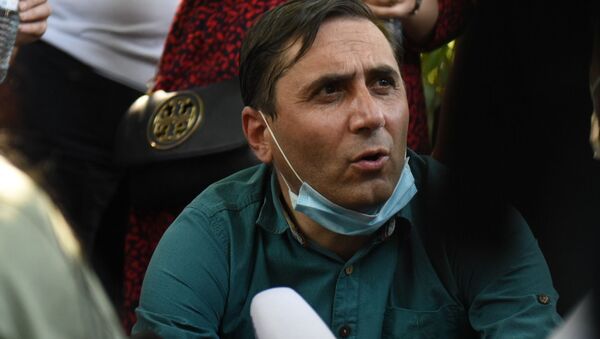Арман Абовян во время протеста у здания СНБ, где проходит допрос Гагика Царукяна (14 июня 2020). Еревaн - Sputnik Армения