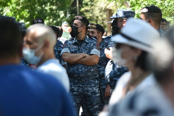 Полицейские во время протеста у здания СНБ, где проходит допрос Гагика Царукяна (14 июня 2020). Еревaн - Sputnik Армения