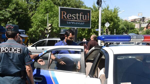 Полиция пытается поддержать порядок у здания СНБ, где собралась толпа в поддержку Гагика Царукяна (14 июня 2020). Еревaн - Sputnik Армения