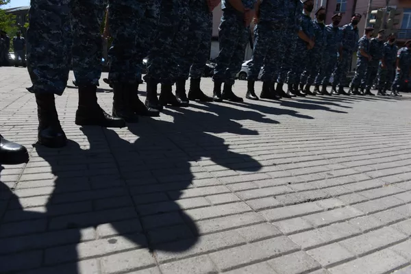 Полицейские во время протеста у здания СНБ, где проходит допрос Гагика Царукяна (14 июня 2020). Еревaн - Sputnik Армения