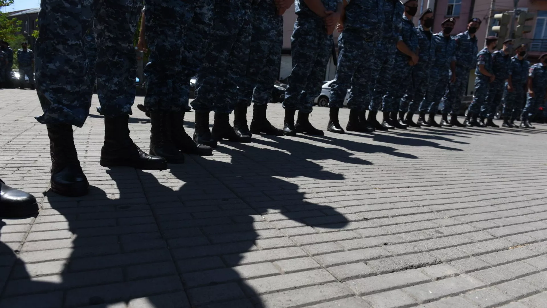 Полицейские во время протеста у здания СНБ, где проходит допрос Гагика Царукяна (14 июня 2020). Еревaн