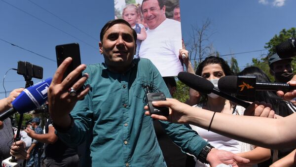 Арман Абовян во время протеста у здания СНБ, где проходит допрос Гагика Царукяна (14 июня 2020). Еревaн - Sputnik Արմենիա