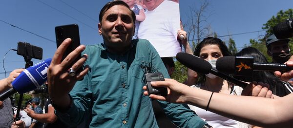 Арман Абовян во время протеста у здания СНБ, где проходит допрос Гагика Царукяна (14 июня 2020). Еревaн Арман Абовян во время протеста у здания СНБ, где проходит допрос Гагика Царукяна (14 июня 2020). Еревaн - Sputnik Արմենիա