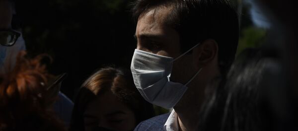 Член Совета старейшин Давид Хажакян у здания СНБ, где собралась толпа в поддержку Гагика Царукяна (14 июня 2020). Еревaн - Sputnik Արմենիա