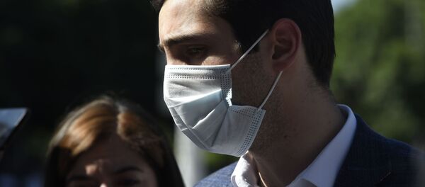 Член Совета старейшин Давид Хажакян у здания СНБ, где собралась толпа в поддержку Гагика Царукяна (14 июня 2020). Еревaн - Sputnik Армения