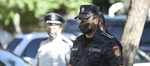 Полиция у здания СНБ, где собралась толпа в поддержку Гагика Царукяна (14 июня 2020). Еревaн - Sputnik Армения